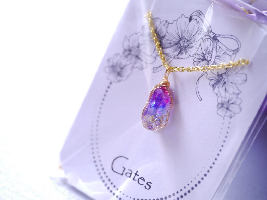 星空を切り取って。流星群を閉じこめて。Gatesさんのネックレスとピアスのご紹介です*。