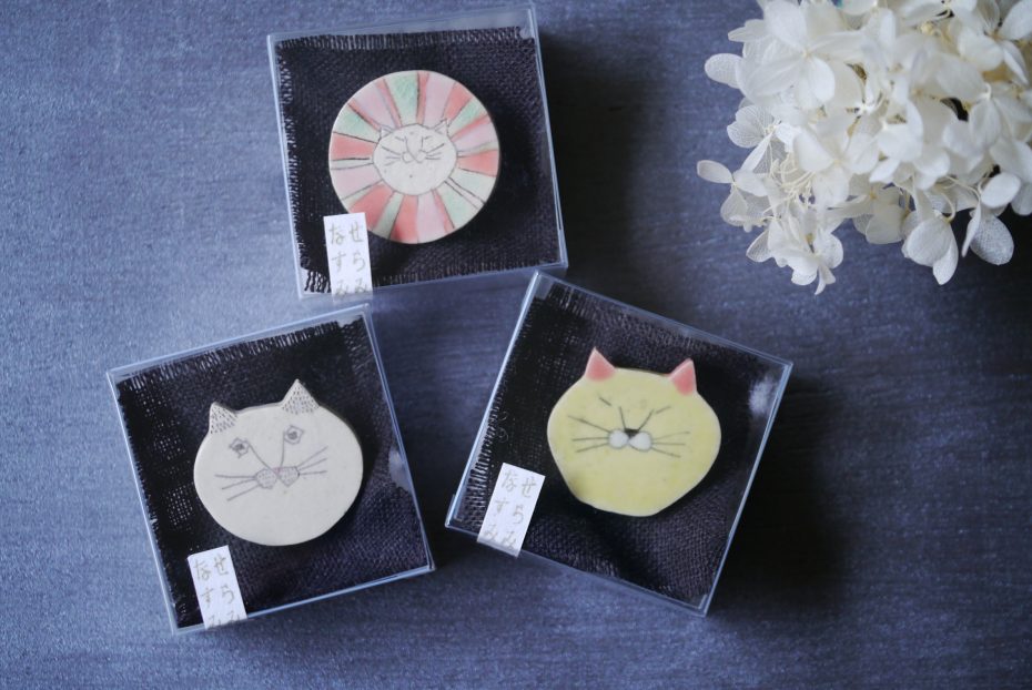 ゆるめの猫ブローチ、美しい紫陽花ピアス、どちらがお好み？  [ 那須翠（なすみどり） ]