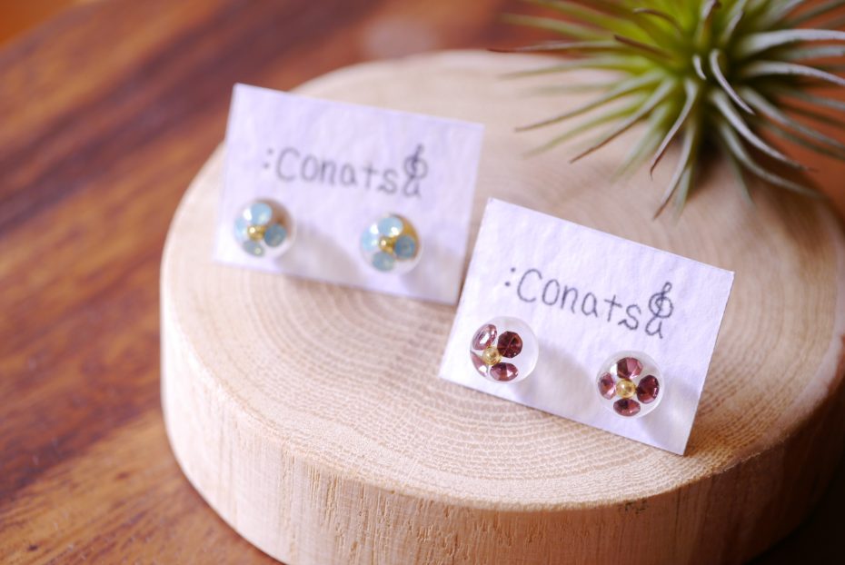 ころんと丸い小粒のお花ピアス  [ conatsu（鼓奈都）]