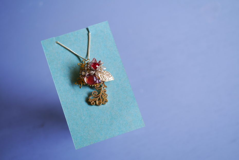 ズシンと重厚感。お花ネックレス＆片耳ピアス  [ Bloodberry-jam ]
