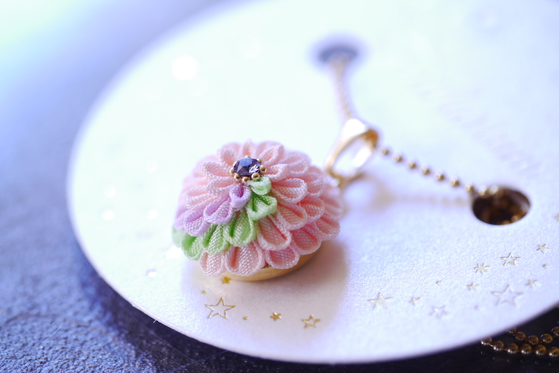 つまみ細工のお花ペンダント [ Torikarium ]