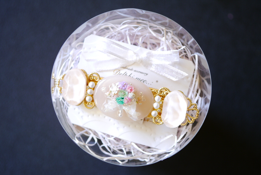 Delphi mee…さん　花束ヘアクリップとお花の琥珀ヘアゴムが届きました！