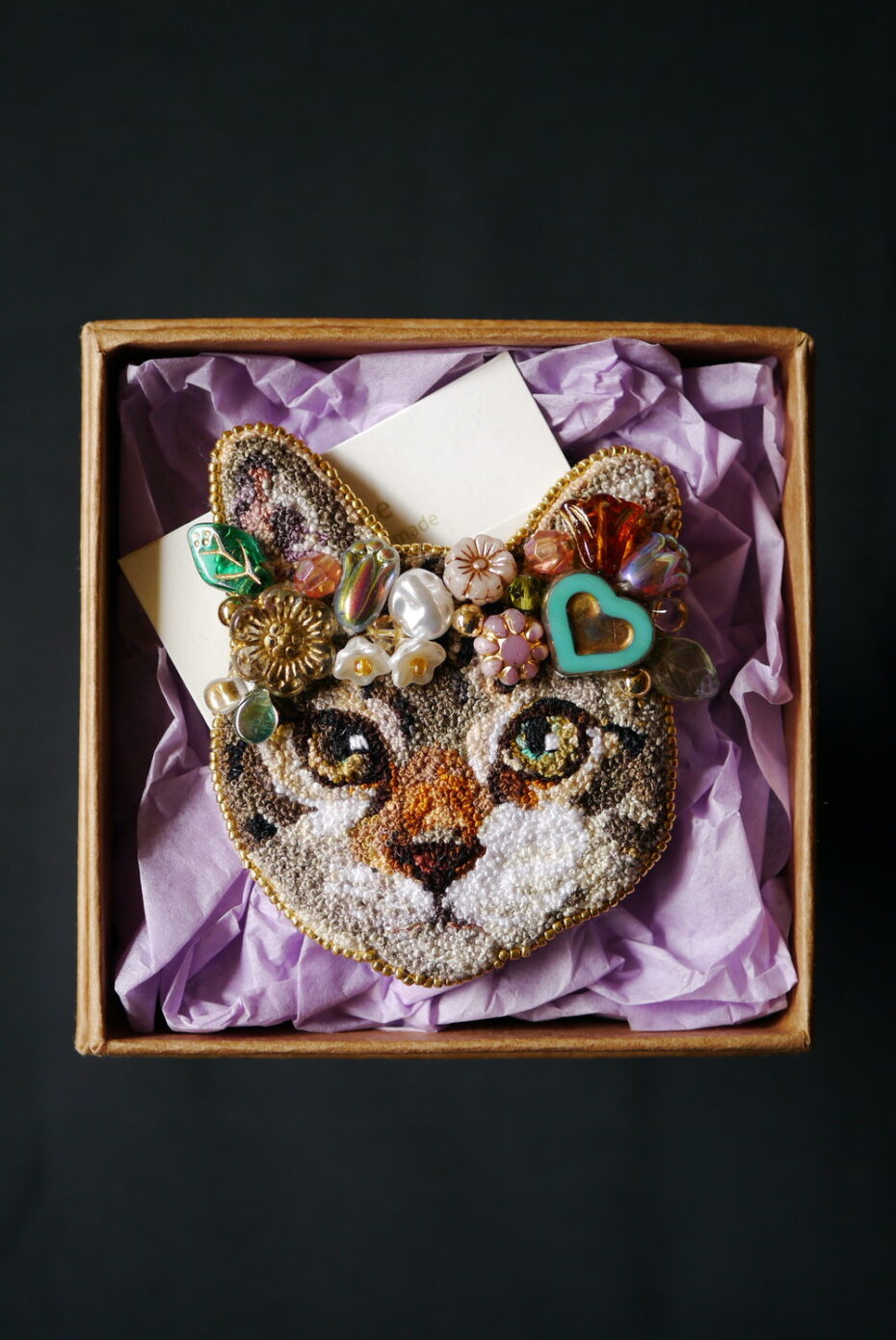 k.yana_embroideryさん ねこ花冠ブローチのご紹介