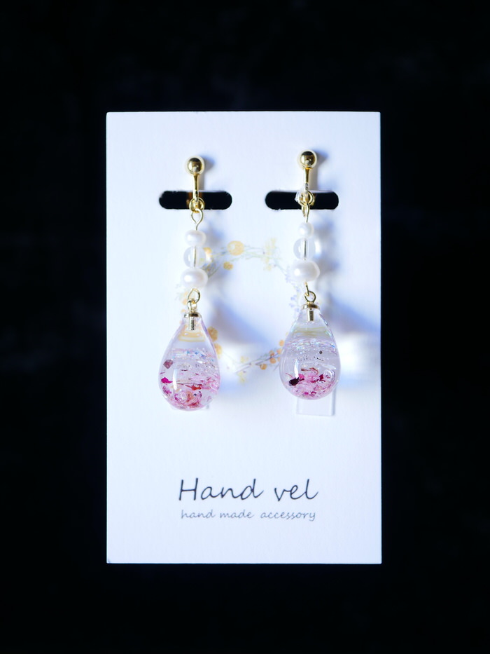 Hand velさん 水晶と淡水パールのお花イヤリングのご紹介