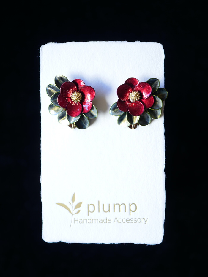 plumpさん 椿のイヤリングとイヤーカフのご紹介