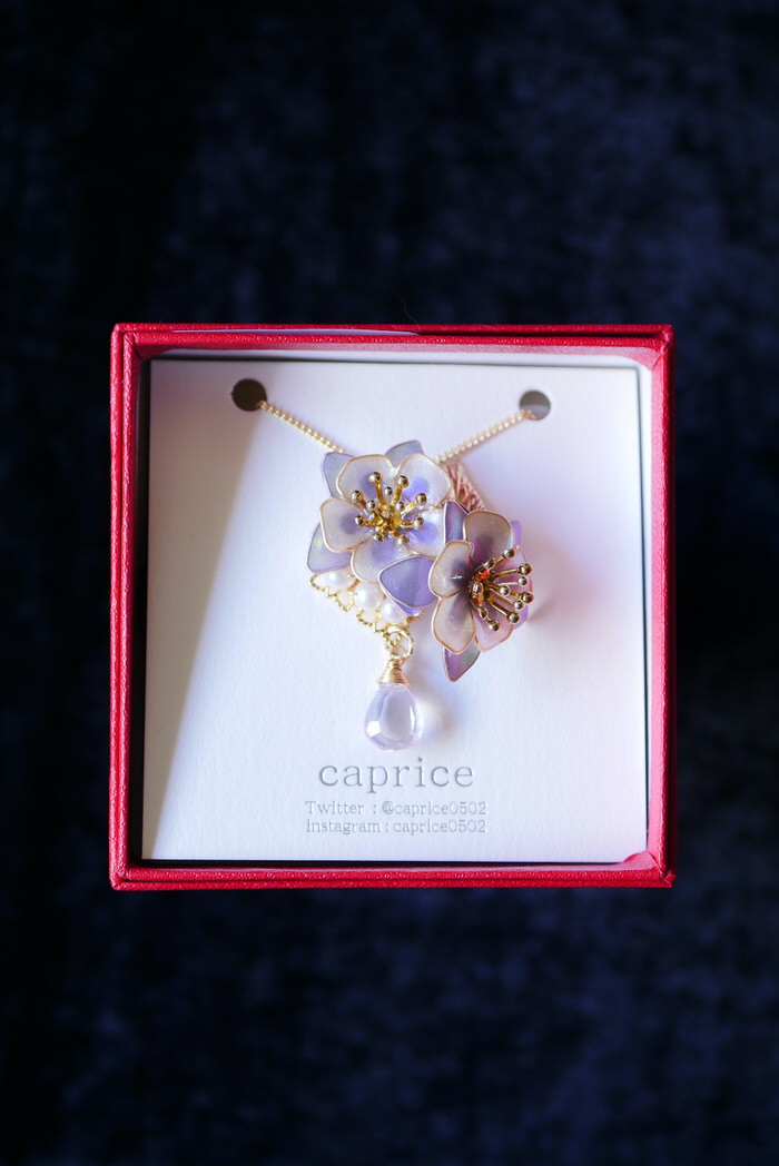 capriceさん 天然石のペンダントとブローチのご紹介