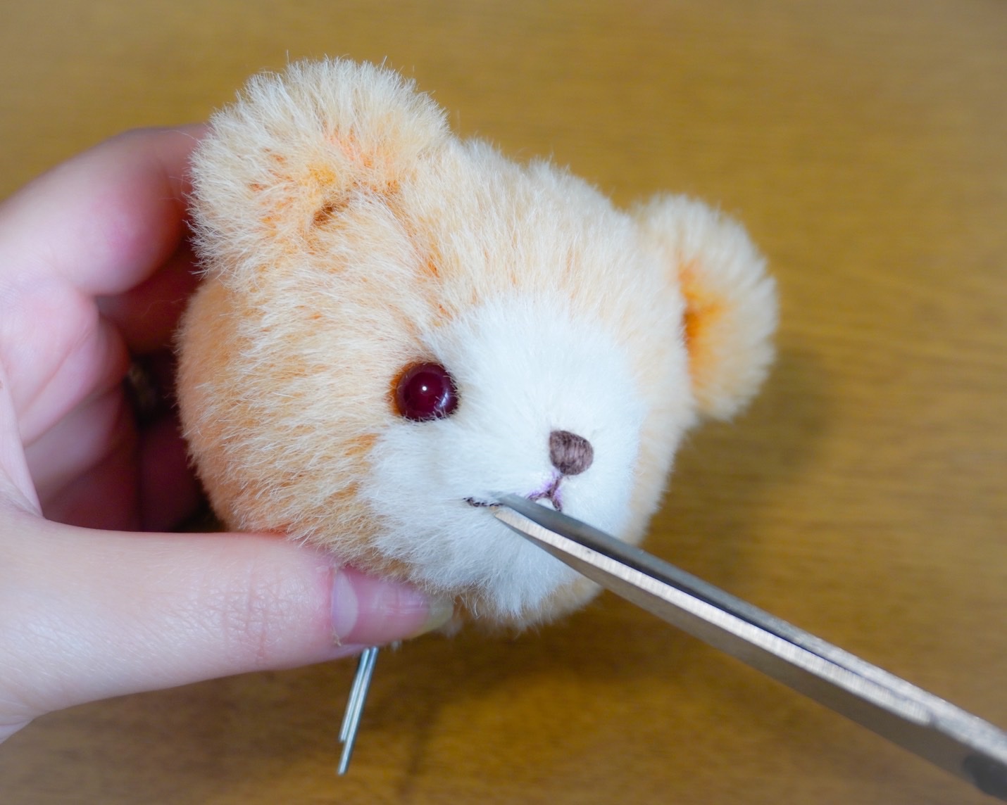 先が細いハサミで余分な毛をカットしています！